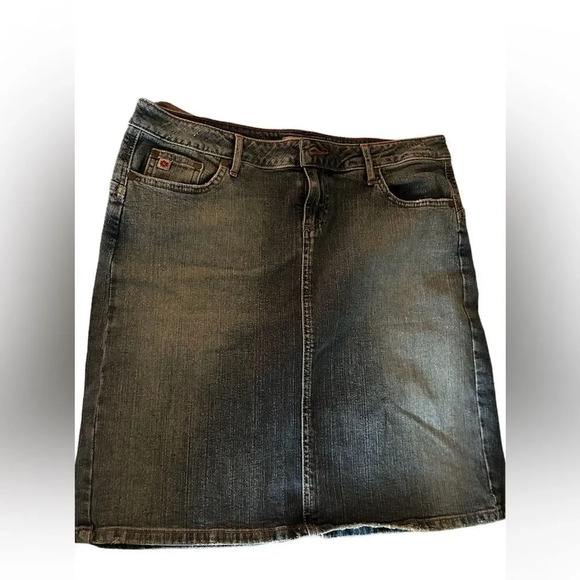Paris Blues jean skirt with back slit.  Size 11 - Picture 2 of 6